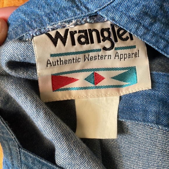 Vintage women’s Wrangler denim short sleeve button blouse with cut out back - Picture 3 of 7